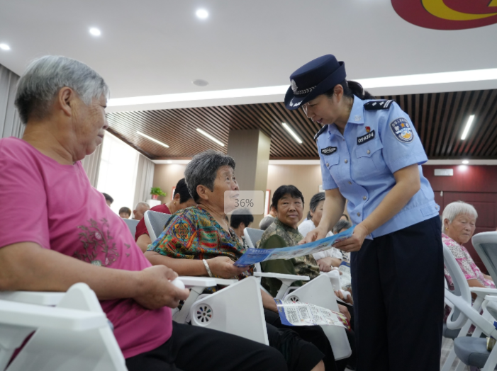  警民互动护“夕阳”